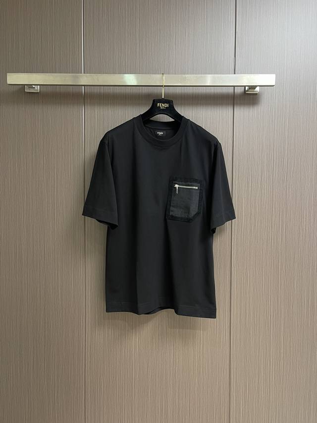 Fendi 2025新款提花拉链口袋圆领短袖T恤，低调奢华的时尚之选，简约轮廓暗藏巧思。标志性Ff图案装点于个性口袋之上，拉链细节增添酷感，于细微处彰显品牌格调