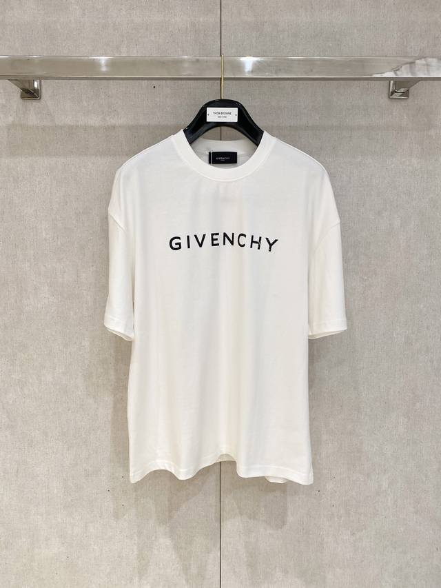 Givenchy、经典款式 男女同款， 同步官网发售！从高定走向高街的Gv，俘获大量年轻人的心，经典、时髦、高贵，一直是Gv的风格所在，从这款短袖中也能感受它的