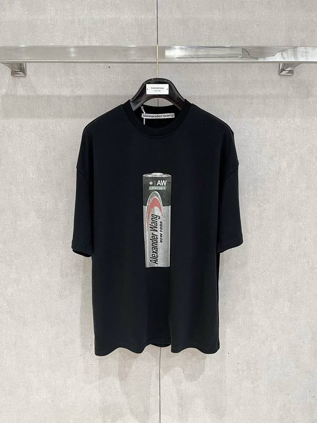Alexanderwang 亚历山大王 美式复古超大电池印花Logo 宽松T恤 男女同款 整体简约却处处藏着设计小心思，日常通勤、朋友聚会都适配，轻松拿捏各种场