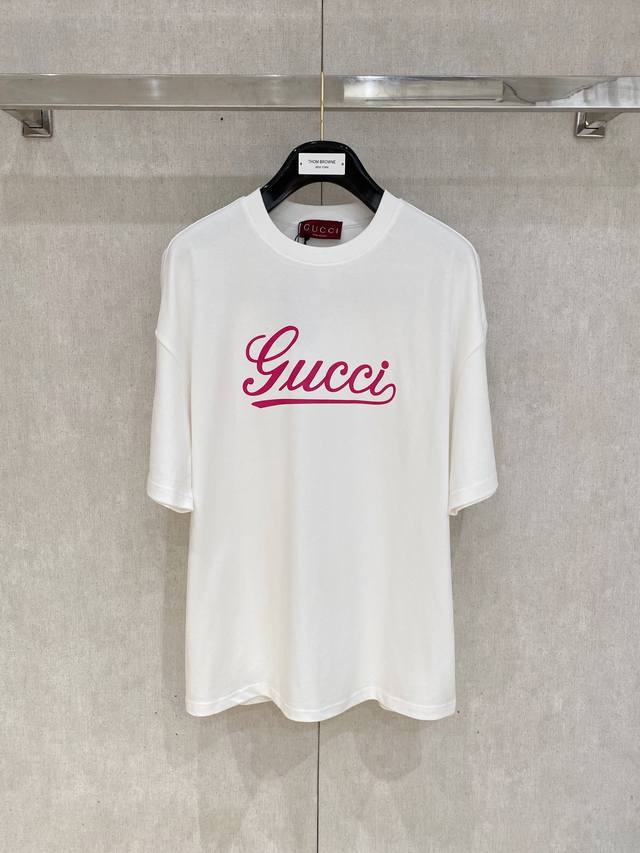Gucci 25新款短袖Yyds 日常出门闭眼搭 定制纯棉弹力棉面料短袖T恤 魅力在于创造了简约奢华感的时尚,随意搭配感受英式风格独特气质. 宽松的版型展现出休