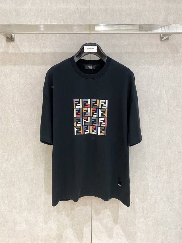 Fendi 芬迪 新款，经典不变....Fd短袖 还是最最简单啊设计， 最耐穿的款式，只是在印刷配色上进行更新和改进，Fd字母的立体感更强 颜色更完美。出口级别