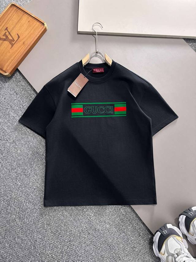 Gucci古驰家As25早春系列 纯白+清新蓝 黑胶+复古绿徽标压胶印花刺绣短袖T恤，配色高级得很！ 找回少年感穿搭！新设计师Sabato的实穿风格 经典 两色
