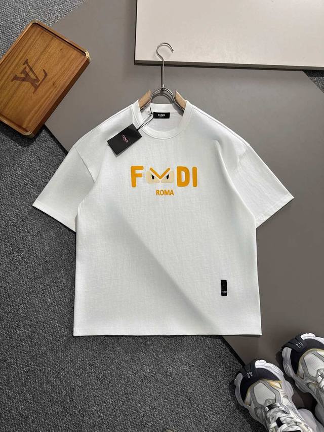 Fendi 芬迪 新款，经典不变....Fd短袖 还是最最简单啊设计， 最耐穿的款式，只是在印刷配色上进行更新和改进，Fd字母的立体感更强 颜色更完美。出口级别