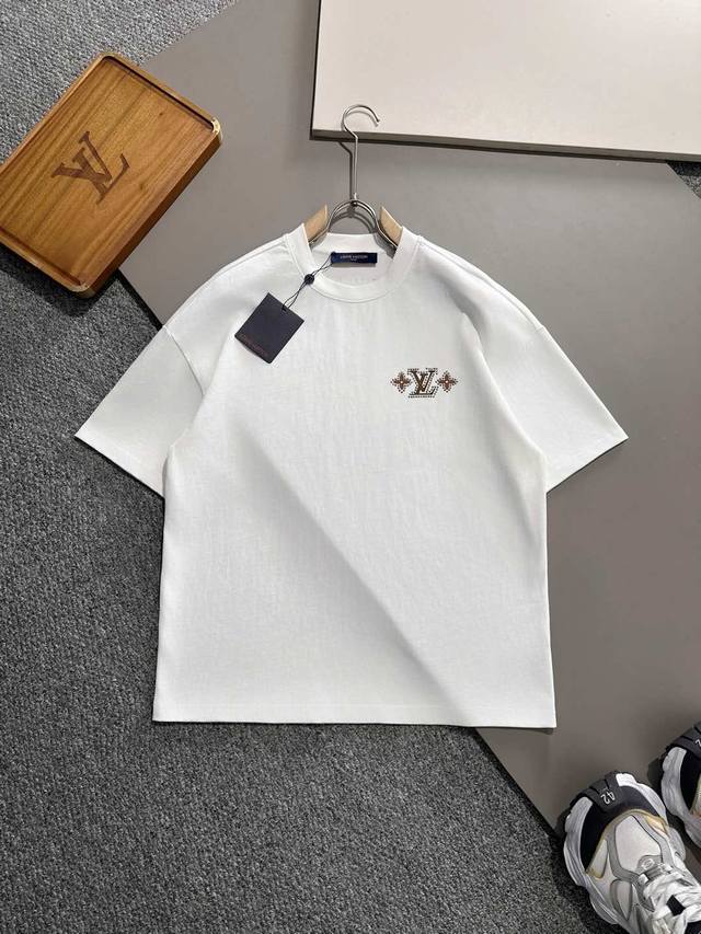 Louisvuitton 路易威登 2025春夏系列前后标识装饰男女同款棉质短袖T恤！毋庸置疑的潮流收割机, 满满的Bigger感！ 还是一如既往的高颜值款式,