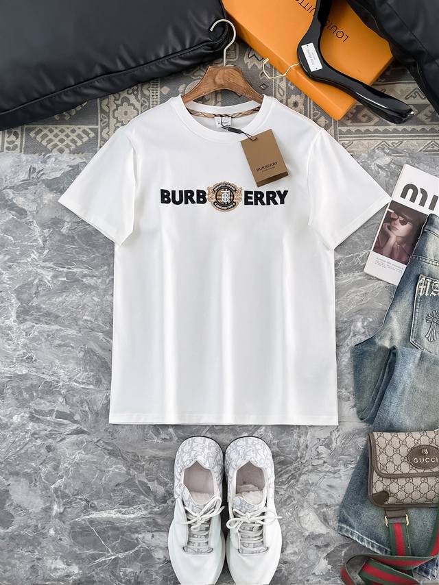 Bur 巴宝莉 高定面料 2025春夏新品上市时尚经典圆领短袖时尚单品设计，更加时尚舒适，高标准定制，上身非常有型，采用重磅280G双纱精梳棉材质 面料质感非常