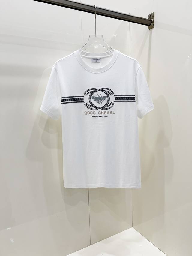 Chanel 香奈儿 2025春夏新款男女同款短袖T恤，最新款全网独家首上！！~既经典有时尚百搭，谁不爱啊，将经典再次展现，非常的耐看，自带低奢光环与辨识度！传