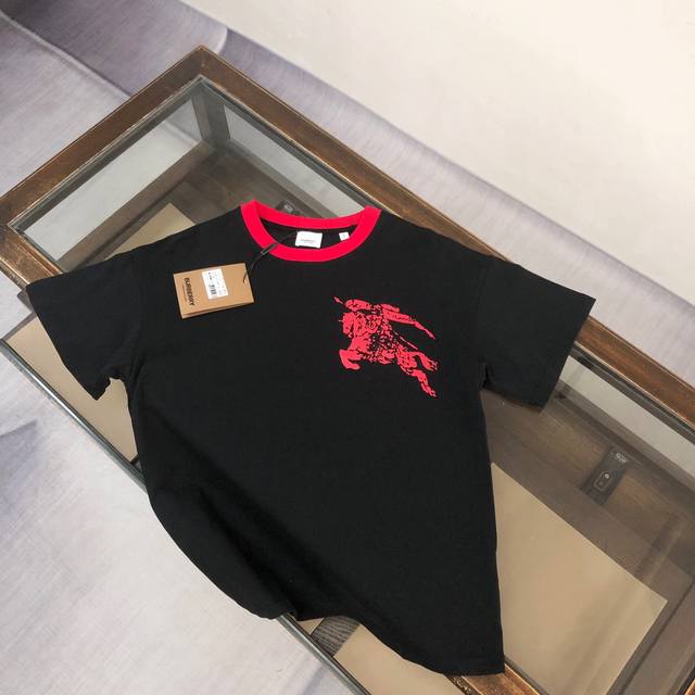 C Bur*Berry 巴宝莉 2025Ss早春新款百搭短袖T恤男女同款！！胸前战马骑士标识印花设计！简单又高级～厚板立体！特供面料！加上紧密纺纱工艺又使面料光