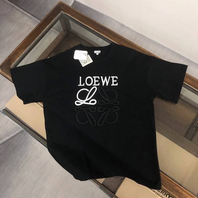 Cloewe 罗意威 25Ss专柜同款圆领短袖T恤 ～情侣款～胸前重工刺绣字母撞色设计 ～定制棉质面料 ～厚板立体！衣服偏厚使整体高透气和柔软性的质感更加凸显，