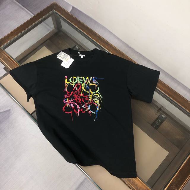 Cloewe 罗意威 25Ss专柜同款圆领短袖T恤～特供定制面料！ 厚板立体！衣服偏厚使整体高透气和柔软性的质感更加凸显，饱满的棉质感引起极度舒适。高端人士必备