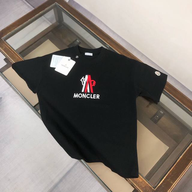 C Mon*Cler 蒙口 25Ss最新款百搭短袖T恤男女同款！！胸前定制刺绣Logo工艺！ 特供定制面料！加上紧密纺纱工艺又使面料光滑紧密得到整体面料的高级感