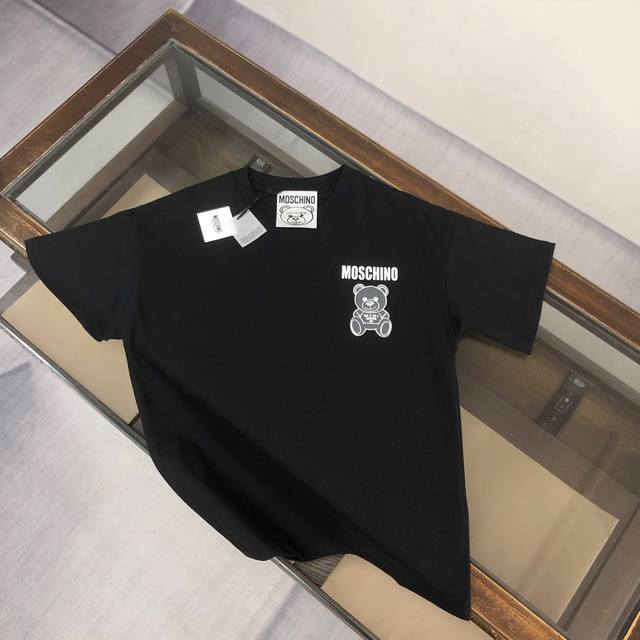 C Moschino 莫斯奇诺 2025春夏新款情侣款圆领短袖T恤 专柜同步售卖 高端品质 高版本 Os版型阔版 爆款印胶印花字母Logo图案设计 定制进口双股