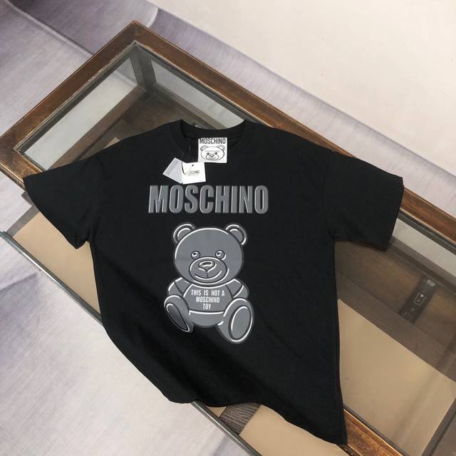 C Moschino 莫斯奇诺 2025春夏新款情侣款圆领短袖T恤 专柜同步售卖 高端品质 高版本 Os版型阔版 爆款印胶印花字母Logo图案设计 定制进口双股