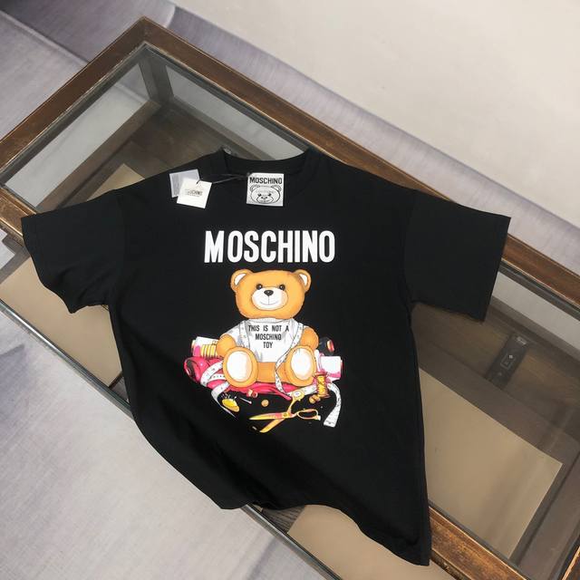 C Moschino 莫斯奇诺 2025春夏新款情侣款圆领短袖T恤 专柜同步售卖 高端品质 高版本 Os版型阔版 爆款印胶印花字母Logo图案设计 定制进口双股