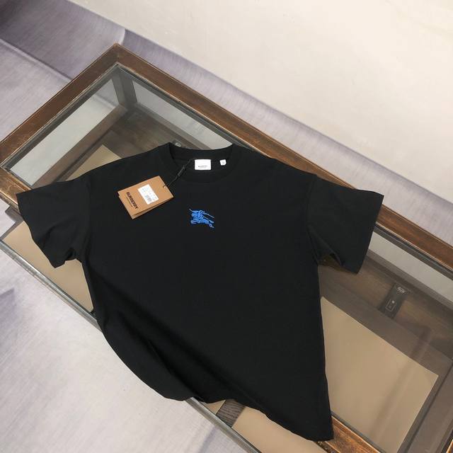 C Bur*Berry 巴宝莉 2025Ss早春新款百搭短袖T恤男女同款！！胸前战马骑士标识Logo刺绣，简单又高级～厚板立体！特供面料！加上紧密纺纱工艺又使面