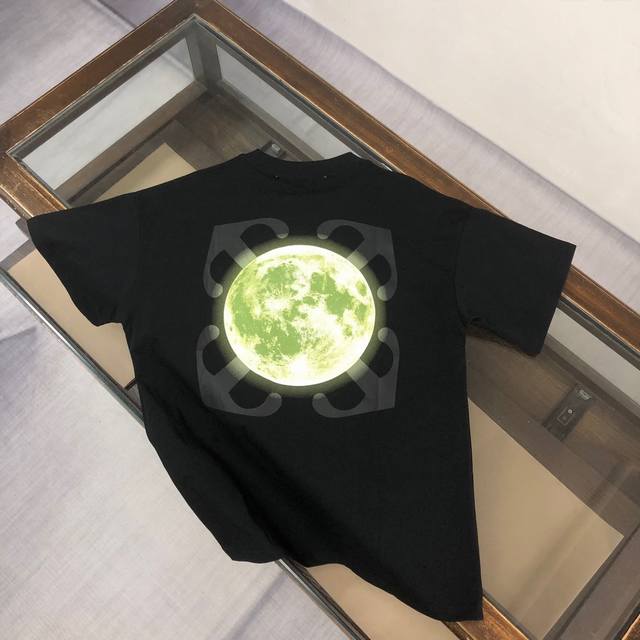 C Off-White 2025Ss春夏新品情侣款圆领T恤 奢华品牌字母Logo标识标注上身就能体会这款设计带来的年轻与时尚感！整体时尚而有潮流，面料采用客供顶