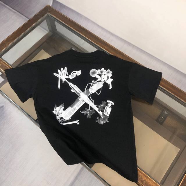 C Off-White 2025Ss春夏新品情侣款圆领T恤 奢华品牌字母Logo标识标注上身就能体会这款设计带来的年轻与时尚感！整体时尚而有潮流，面料采用客供顶