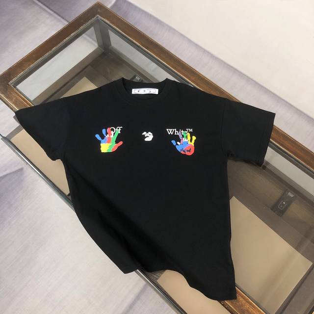 C Off-White 2025Ss春夏新品情侣款圆领T恤 奢华品牌字母Logo标识标注上身就能体会这款设计带来的年轻与时尚感！整体时尚而有潮流，面料采用客供顶