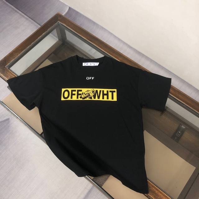 C Off-White 2025Ss春夏新品情侣款圆领T恤 奢华品牌字母Logo标识标注上身就能体会这款设计带来的年轻与时尚感！整体时尚而有潮流，面料采用客供顶