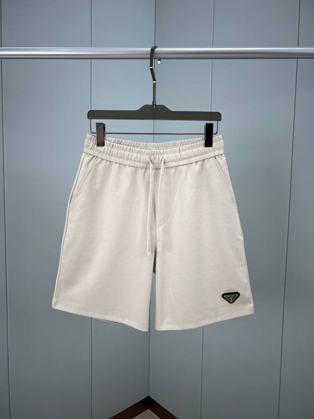 Prada.普拉达 夏季男士饰三角徽标冰氧棉休闲短裤，正面左侧脚口边缀饰涂珐琅三角金属徽标品牌经典元素，辨识度直接拉满，弹性松紧腰边带抽绳，两个侧袋+背面贴袋设