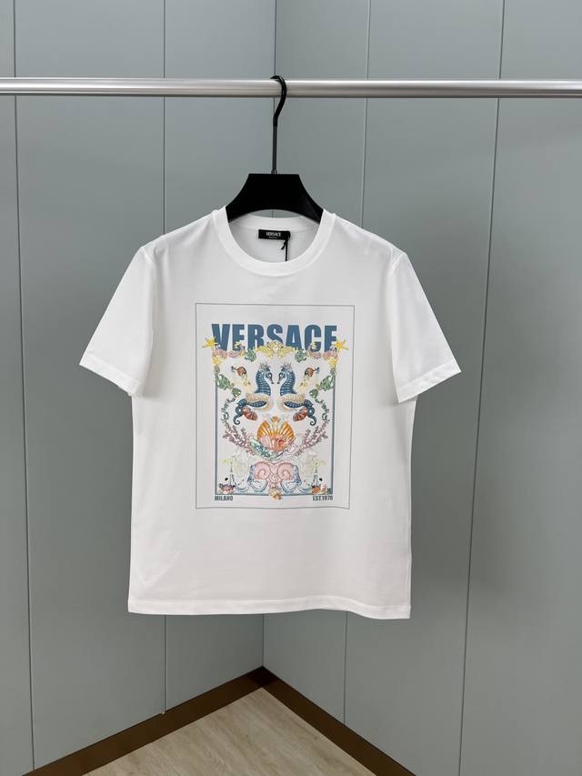 Versace.范思哲 25夏季新品Coral Theatre Postcard 图案数码印花短袖T恤，正面饰有夏季海洋主题系列Coral Theatre Po