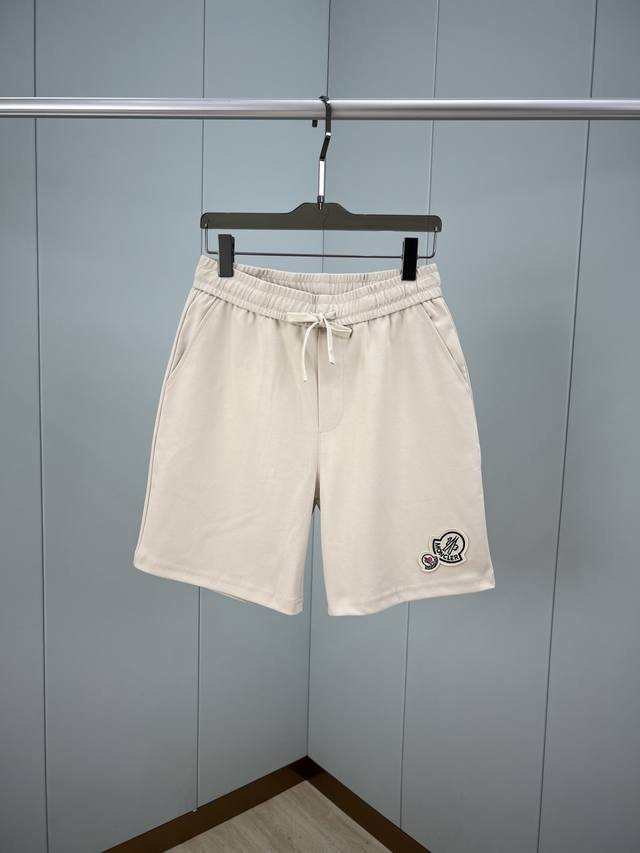 Moncler.蒙口 夏季男士新品双标刺绣标识冰氧棉休闲短裤，正面左侧脚口边缀饰双徽标立体刺绣品牌元素设计，辨识度直接拉满，弹性松紧腰边带抽绳，两个侧袋+背面贴