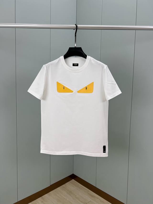 Fendi春夏男装金属铆钉皮革黄色Bag Bugs短袖T恤衫，由皮革和金属五金饰钉构成，经典时尚元素感爆棚！定制80支双丝光棉面料；黑色 白色 S～Xxxl