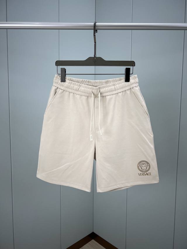 Versace.范思哲 夏季新品Medusa金箔印花标识冰氧棉休闲短裤，正面左侧脚口边融合烫金工艺美杜莎元素、创意重释品牌标志性设计，弹性松紧腰边带抽绳，两个侧