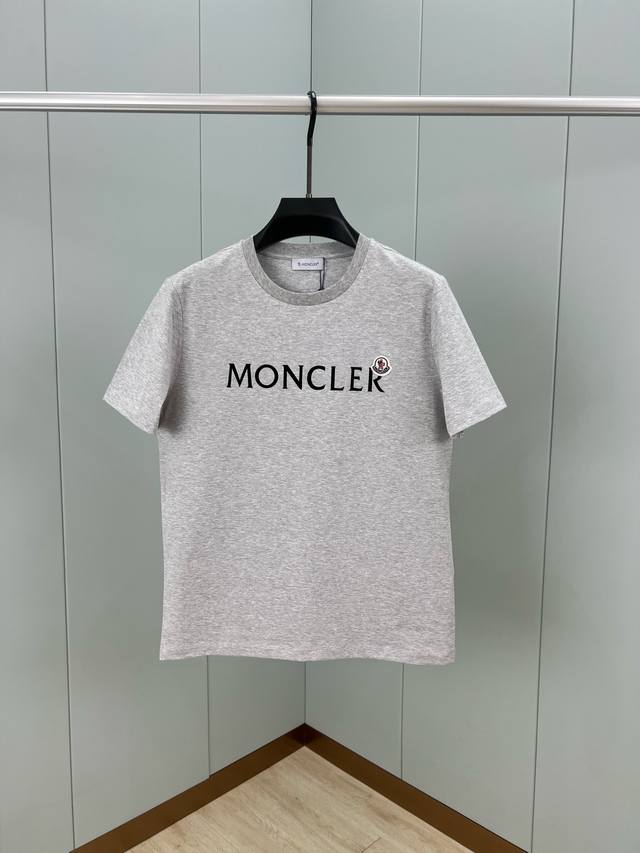Moncler 春夏男装正面饰品牌字母植绒Logo短袖T恤，胸前字母由植绒印花设计加以经典毡艺刺绣章仔徽标彰显品牌辨识度，定制高支高密80支双丝光棉面料，上身舒