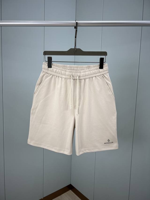 Moncler.蒙口 夏季男士新品字母立体印花标识冰氧棉休闲短裤，正面左侧脚口边立体印花Logo元素+背面袋口饰有经典羊毛刺绣小标设计，辨识度直接拉满，弹性松紧