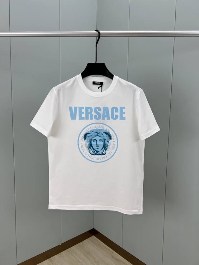 Versace 25夏季新品男士饰有Medusa Rock标识数码印花短袖T恤，正面饰有Medusa Rock图案以及品牌创始年份1978数码印花设计，定制80