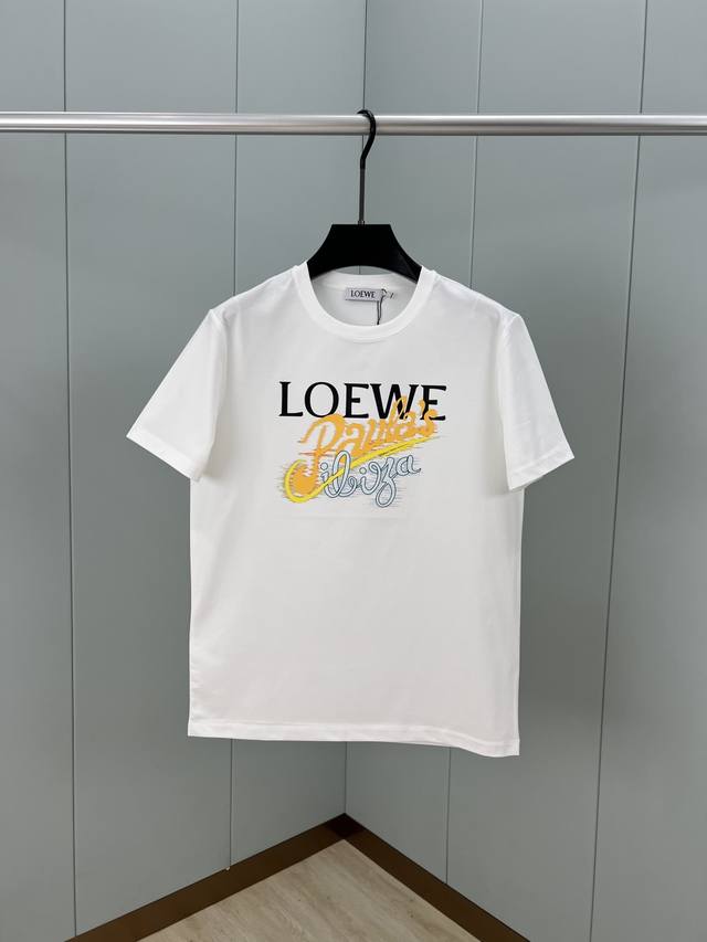 Loewe.罗意威 25夏季新品数码印花标识短袖T恤，正面饰有 Loewe Paula’S Ibiza数码印花标识设计、彰显品牌辨识度，定制80支双股丝光棉面料