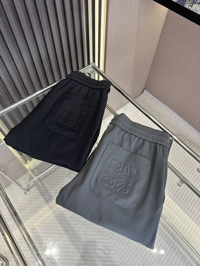 Low罗意威 Fw秋冬新款休闲裤 全品相！面料柔软，上身自然下垂 舒适有型 收裤脚设计 完美品相 颜色：黑色，灰色 尺码.M-3Xl