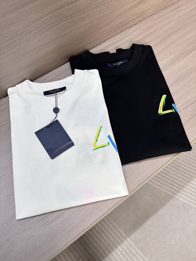 Lv驴家25Ss春夏新款圆领短袖，定制纯棉材质，舒适透气，侧边最新彩绘字母图案设计 时尚百搭，休闲单品 颜色：黑色，白色 码数：S-2Xl
