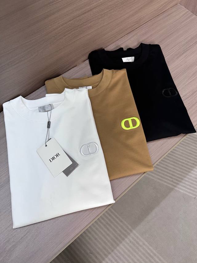 Cd迪家25Ss春夏新款圆领短袖，定制纯棉材质，舒适透气，胸前重工刺绣字母图案设计 时尚百搭，休闲单品 颜色：黑色，白色，卡其棕 码数：S-2Xl