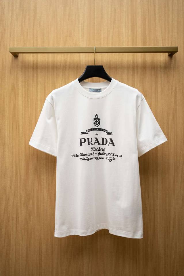 2025Pd最新款T恤 胸前最新标识字母印花Logo 顶级纯棉面料 正常版型 白色 尺码：S~Xxl
