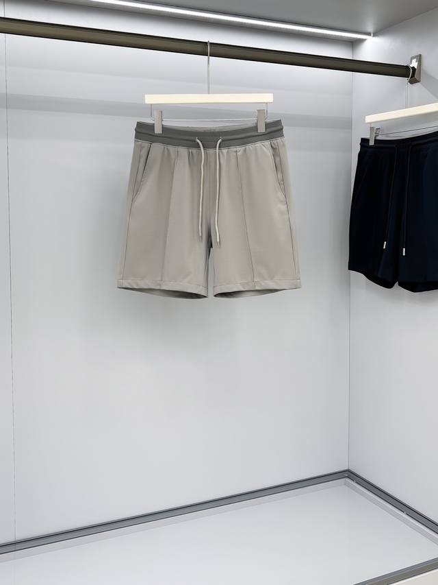 Prad 25春夏短裤款 此款是一个融合时尚休闲与运动的系列，彰显创新性、设计感与功能性。该系列于1997年首度亮相，以百搭的高功能设计脱颖而出，融合当代美学理