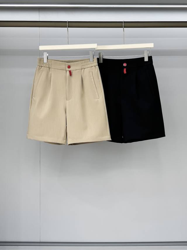 合照细节 Kiton 2025春夏季新款，最新休闲短裤。原版裤型上身休闲百搭、随性慵懒范，高级定制面料，订制工艺 舒适感爆棚。高端大气，夏天的味道有没有，首选