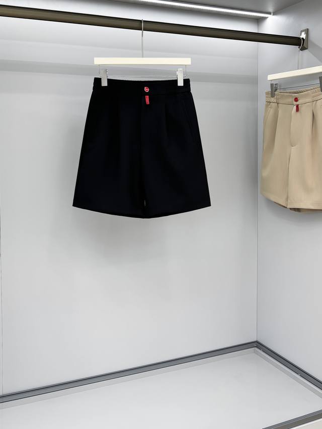 Kiton 2025春夏季新款，最新休闲短裤。原版裤型上身休闲百搭、随性慵懒范，高级定制面料，订制工艺 舒适感爆棚。高端大气，夏天的味道有没有，首选 码数：M-