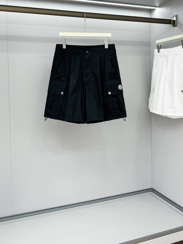 宝藏级短裤 Moncle* 蒙口 25Ss首单发春夏新品，潇洒帅气的高级单品工装短裤，Logo标签 两侧口袋高级时髦，进口面料质感挺阔舒适，原版开模定制五金纽扣