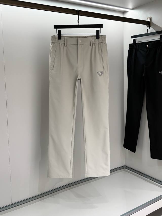 码数：M。L。2Xl。3Xl Pra2025Ss春夏新款休闲裤 奢华经典品牌三角标Logo配饰 专柜热销款 身穿着非常舒适 低调不失奢华 穿出去非常有档次 裤型