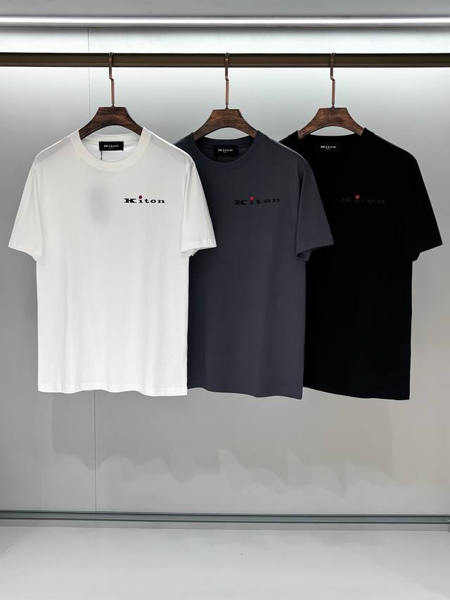 合照细节 Kiton# 2025春夏新款首发专柜最新款短袖圆领T恤 高端订制 设计前卫时尚！品牌Logo重工艺设计 高端定制240克面料.手感柔软.穿着舒适.专