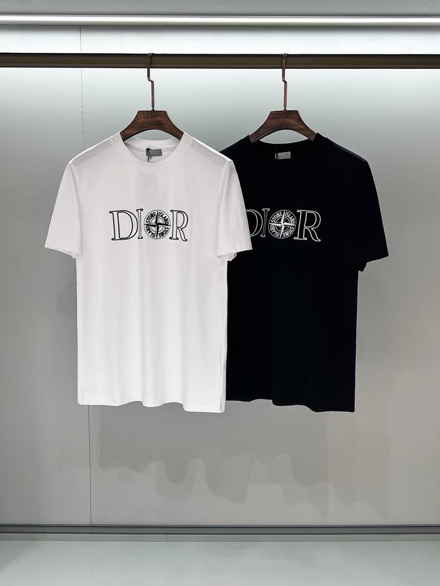 合照细节 2025Ss春夏新款圆领短袖Dio X Stone Island 刺绣短袖 定制面料 质感十足 手感柔软 Andstone Island 刺绣点缀正面