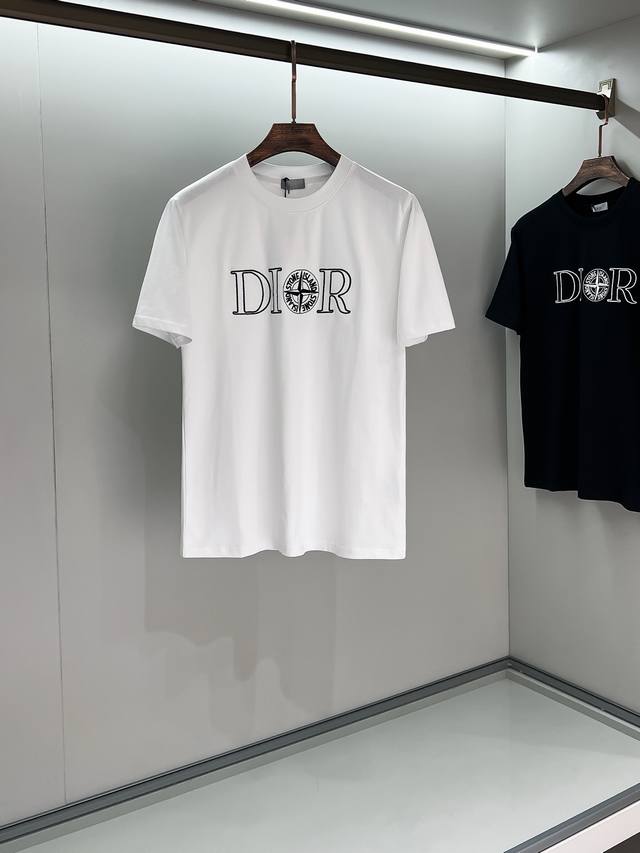 2025Ss春夏新款圆领短袖Dio X Stone Island 刺绣短袖 定制面料 质感十足 手感柔软 Andstone Island 刺绣点缀正面 Ston