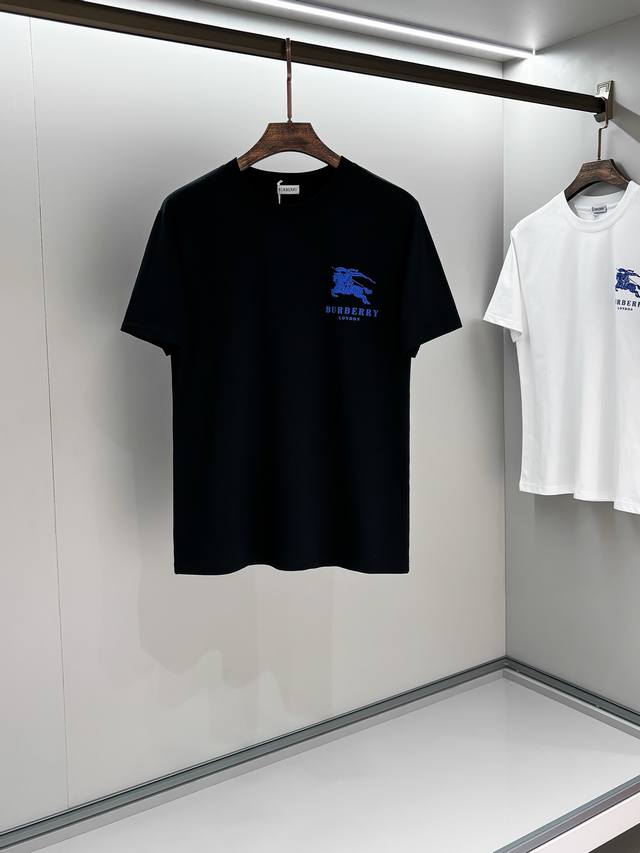 2025Ssbur微标战马短袖T恤 *定制全棉面料，面料柔软，亲肤舒适 *正面印有微标战马标识，后副大标标识。设计师Daniel Lee带着巴宝莉战马标回归，象