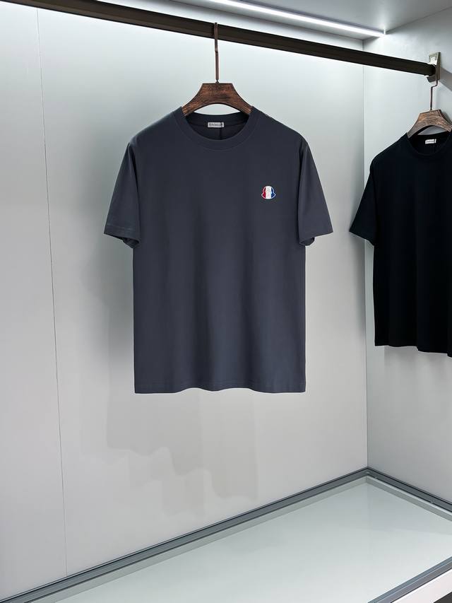 蒙口2025早春新款男女同款短袖T恤，专柜同步发售！定制专属纯棉面料，定制原版工艺螺纹，胸前重工Logo工艺设计！简约大方，从容百搭，档次极高，完美融入时尚还有