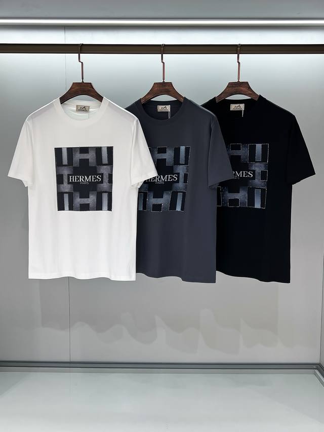 合照细节 2025春夏系列新品 Hermes 爱马仕秀场同款T恤 此款T恤定制面料饰有H家3D印花烫钻工艺嵌饰，展现其灵动变幻，恣意发不竭新生，重新勾起着装的乐