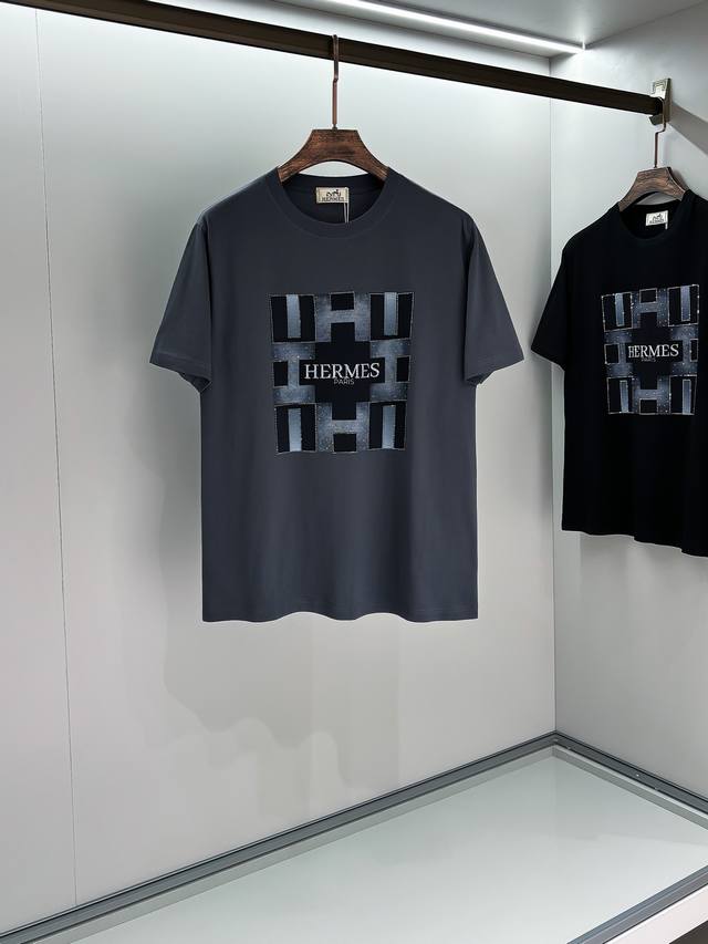 2025春夏系列新品 Hermes 爱马仕秀场同款T恤 此款T恤定制面料饰有H家3D印花烫钻工艺嵌饰，展现其灵动变幻，恣意发不竭新生，重新勾起着装的乐趣。精工螺