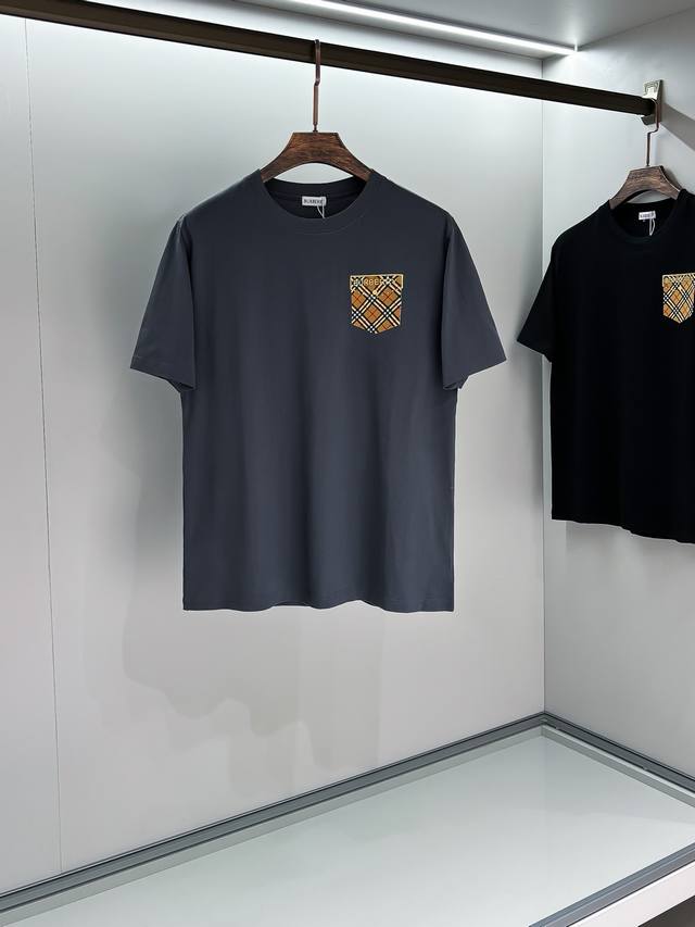 Burber2025春夏最新，官网春夏新款男士短袖 高端定制进口面料 穿着舒适、胸前假口袋图案设计 百搭商务休闲款 让您时尚休闲与商务完美结合！潮男必备单品 上