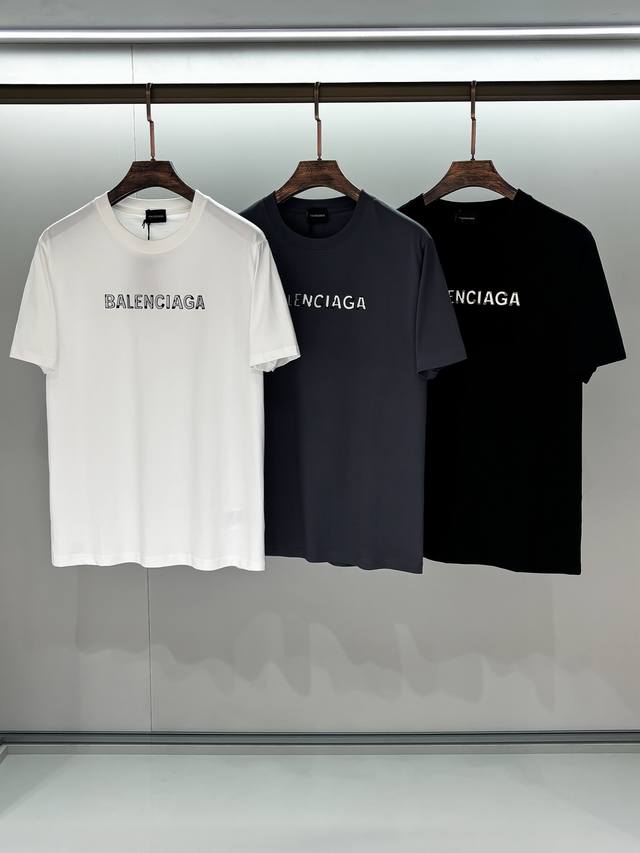 合照细节 2025Ssbal圆领短袖 胸前经典字母字母Logo时尚简约潮流短袖，顶级制作工艺进口面料，专柜款独特设计，采用进口高端订制面料。官网在售！面料版型超