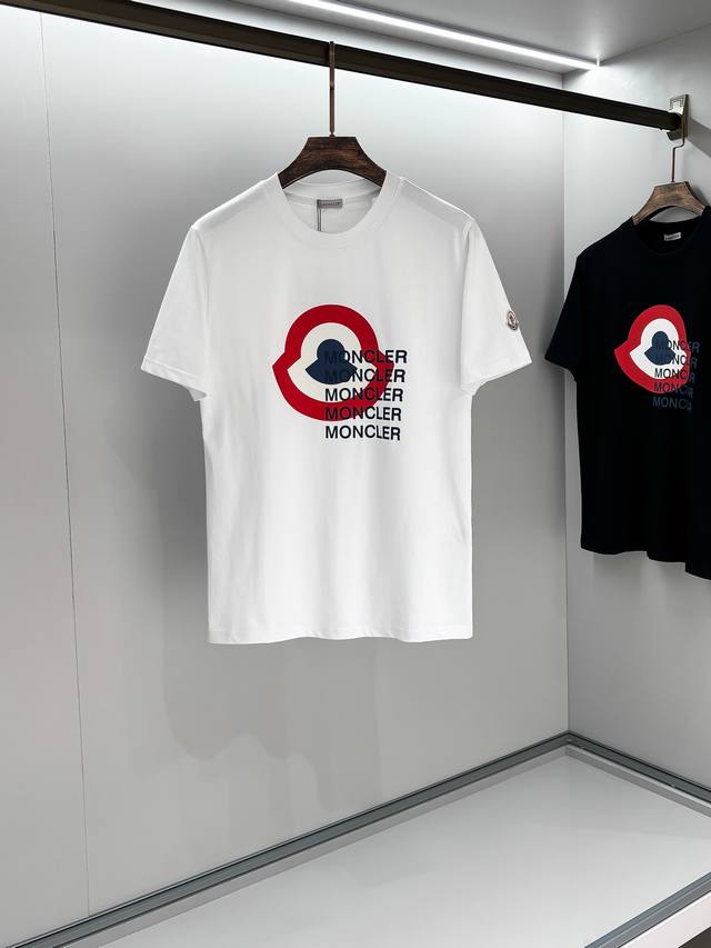 Mon2025Ss夏季最新品，专柜同步有售，原单狠货，时尚休闲圆领短袖T恤，上身舒适！吸睛而有亮点，采用进口原版面料，顶级3D数码印花工艺字母图案Logo，简单